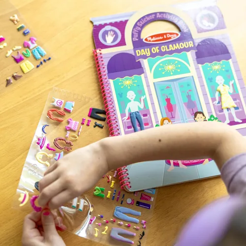 Vista 5 de Melissa & Doug Libro de actividades con pegatinas: día de glamour, 196 pegatinas reutilizables.