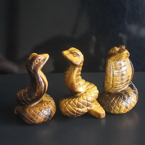 Vista 3 de Figura de serpiente de ojo de tigre dorado tallada a mano de 2 pulgadas con piedra preciosa tallada a mano para decoración del hogar