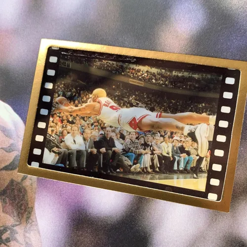 Vista 4 de ORIMAMI Póster deportivo de la superestrella Dennis Rodman de 8 x 6 pulgadas, con película firmada y de 0.039 x 1.378 in, gran regalo de recuerdo