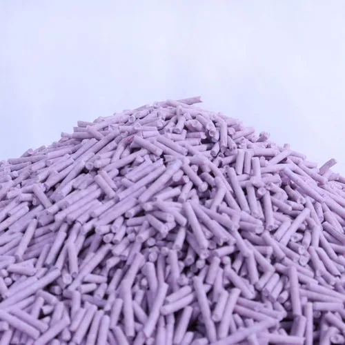 Vista 2 de Arena para gatos Tofu con aroma a lavanda 5.5 libras, lata. Se puede tirar por el inodoro o desagües, arena para gatos de bajo seguimiento