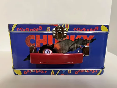 Vista 5 de Chucky Tin Titans presenta una lonchera exclusiva de Good Guys con recipiente para bebidas