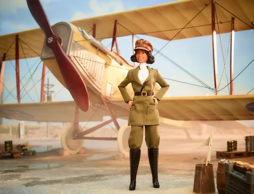 Vista 2 de Barbie Muñeca inspiradora para mujer, Bessie Coleman coleccionable vestida con traje de aviador con casco y gafas