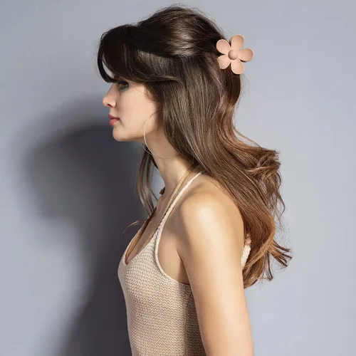 Vista 3 de The Hair Edit Secret Garden Clip - Pinza de flor grande en champán