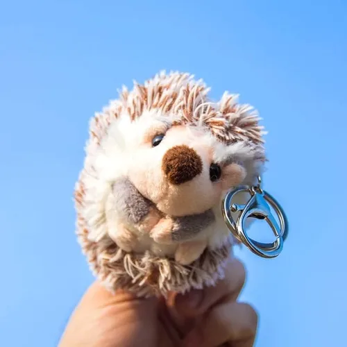 Vista 3 de UR Sunshine Llavero creativo divertido de Kawai pequeño erizo marrón para niños y niñas llavero de peluche suave con diseño de erizo mochila