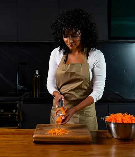 Vista 13 de Zyliss Julienne Y Peeler - Hoja de acero inoxidable ultra afilada para zanahorias, calabacines y papas, agarre ergonómico de paja de trigo, cortador