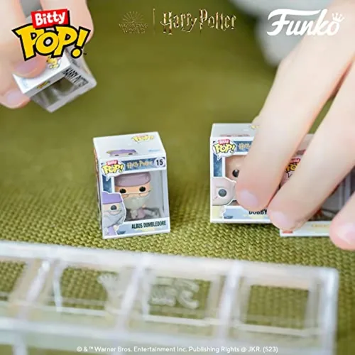 Vista 13 de Funko Bitty POP! HP - Harry en Robe con Bufanda, Pack de 4 - Harry Potter, Draco Malfoy, Dobby y una Mini Figura Misterio Sorpresa - 2.2 Cm