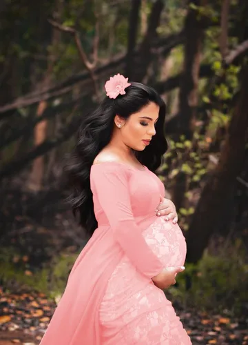 Vista 5 de ZIUMUDY Vestido de maternidad para sesión de fotos de manga larga con hombros descubiertos, vestido de encaje ajustado con capa larga de gasa trian