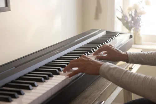 Vista 3 de Yamaha P71 - Piano digital con pedal de sostenido y fuente de alimentación (88 teclas)