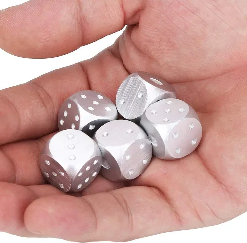 Vista 4 de Juego de dados de aleación de aluminio, 5 piezas con caja de almacenamiento, dados metálicos dorados o plateados de 1.6 pulgadas para juegos de mesa