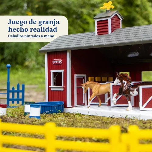 Vista 2 de Breyer Stablemates Juego de Establo Rojo con 2 Caballos – Juguetes Realistas de Caballos para Niñas de 4–8 Años, Juego de Granero con Cercas