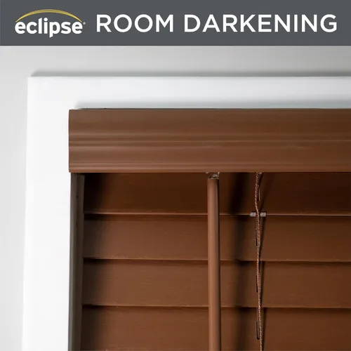 Vista 2 de Eclipse Persianas de madera falsa de 2 pulgadas, 21" de ancho x 64" de largo en roble oscuro - Persianas sin cordones, certificadas como seguras