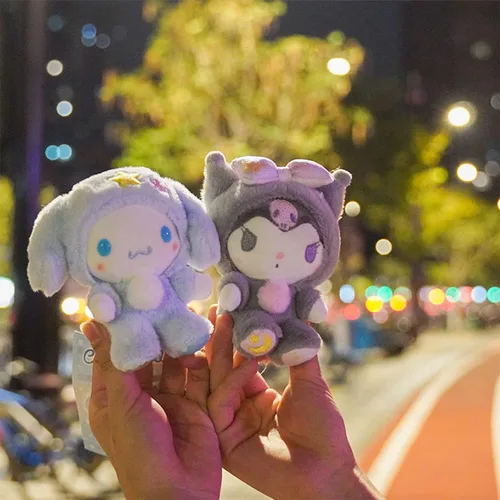 Vista 5 de Ahlsense Llavero de peluche lindo de dibujos animados de anime de 5 pulgadas (B)