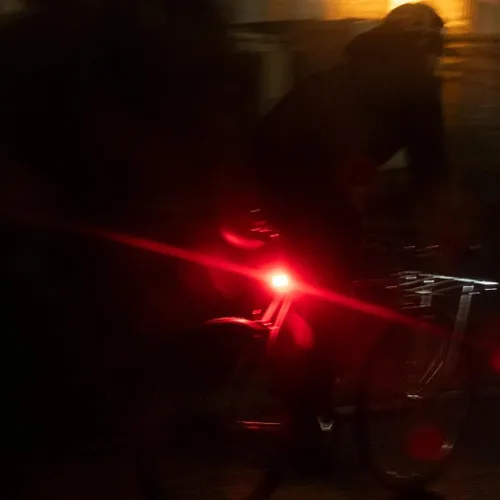 Vista 4 de Knog Blinder - Luz trasera para bicicleta – 100 lúmenes USB recargable, impermeable, 8 modos, se adapta a 0.866-1.260 in, 1,476.4 ft de visibilidad