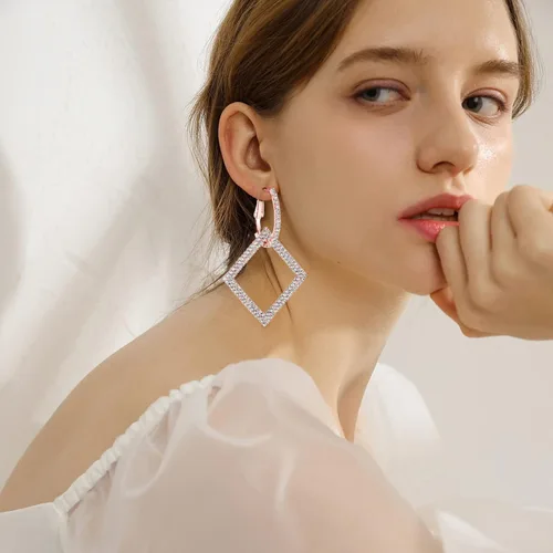 Vista 7 de KISZU Aretes de aro dorados plateados para mujer, delicados aretes colgantes cuadrados de diamantes de imitación de cristal para niñas, juego
