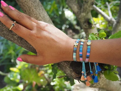 Vista 22 de Alef Bet by Paula Macrame Friendship Bracelet in Shades of Blue with Gold-plated Jewish Star of David Charm
