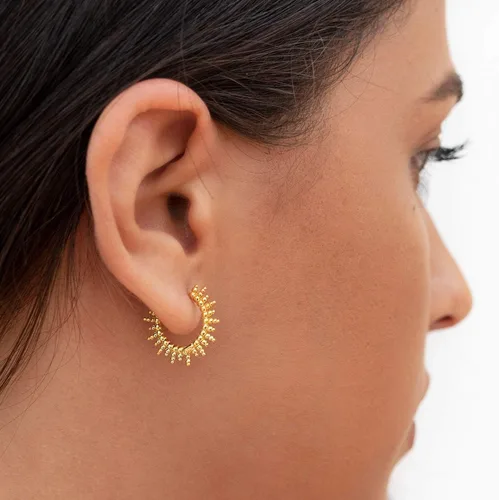 Vista 3 de VACRONA - Aretes tipo arracada de aro para mujer, chapados en oro de 14 quilates, diseño de Huggie