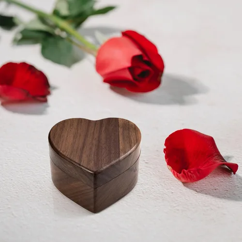 Vista 7 de Yoption Caja de anillos de madera, hecha a mano de madera de nogal con forma de corazón, caja de anillos para ceremonia de boda, aniversario