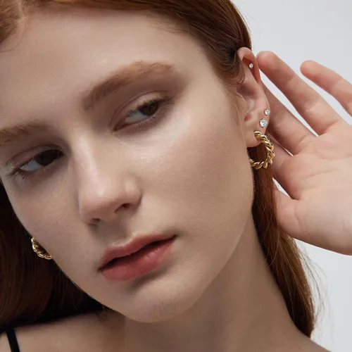 Vista 7 de PICKBEAU 5 Pairs Gold Hoop Earrings for Women 18K Gold Plated Huggie Hoop Earrings Set for Girls Hypoallergenic Cartilage Earrings Lightweight