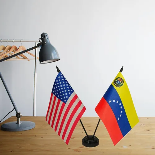 Vista 3 de Bandera de la amistad de Estados Unidos y Venezuela, juego de escritorio doble, bandera de escritorio en miniatura, bandera de escritorio de Estados