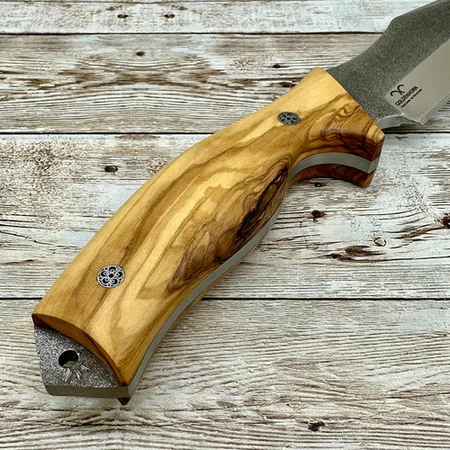 Vista 4 de CUCHILLO DE CAZA CON FUNDA, CUCHILLO DE CAZA CON MANGO DE OLIVA, CUCHILLA DE ACERO N690, FUNDA DE CUERO ORIGINAL Y VARILLA FERRO