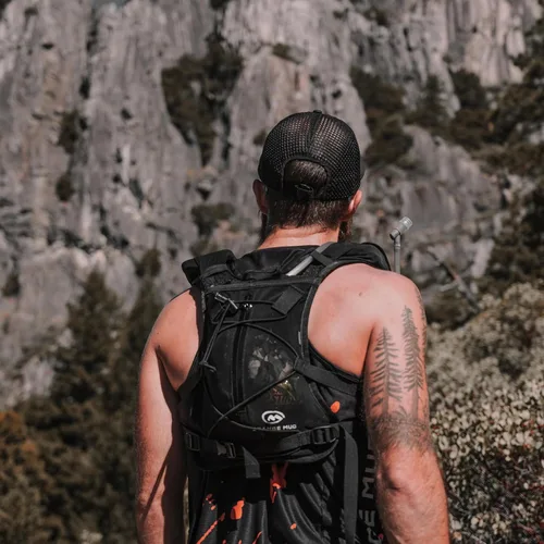 Vista 8 de Orange Mud Endurance Pack V3.0 Chaleco para Correr – Mochila de Hidratación de 2L para Trail Running, Senderismo y Ciclismo – Malla Ligera