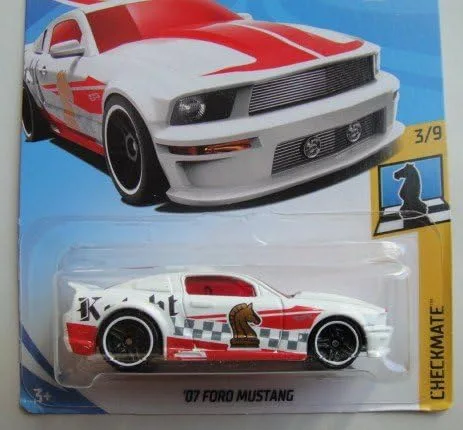 Vista 2 de Hot Wheels Checkmate 3/9, blanco '07 Ford Mustang 289/365 Caballero Check Pice