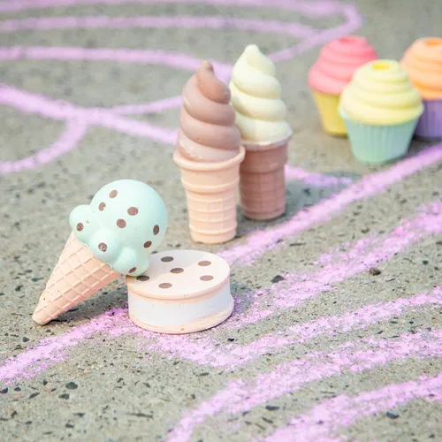 Vista 5 de Melissa & Doug Juego de tiza para helados y pasteles para niños, tiza de banqueta para niños de 3 años en adelante