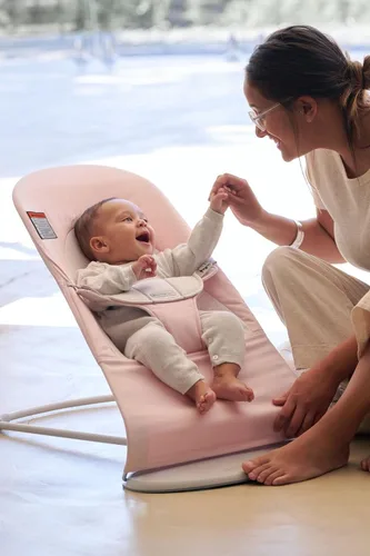 Vista 3 de BabyBjörn Bouncer Balance Soft, tejido/jersey, rosa claro/gris Asiento gorila ajustable 2 en 1 y silla para niños pequeños, recién nacido a niño