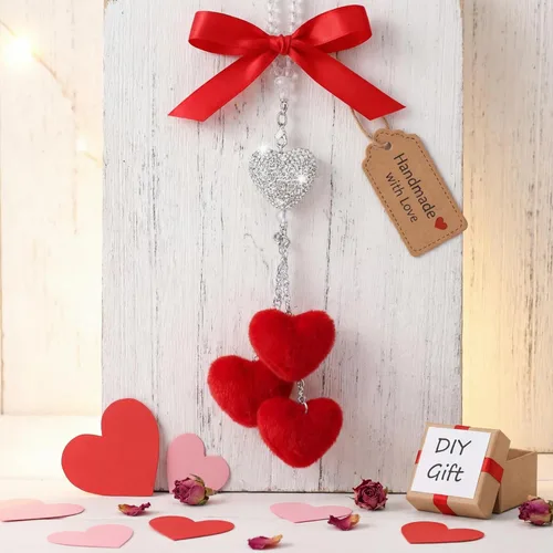 Vista 6 de Frienda Espejo retrovisor rojo para mujer, accesorios brillantes con forma de corazón con diamantes de imitación para colgar en el espejo trasero