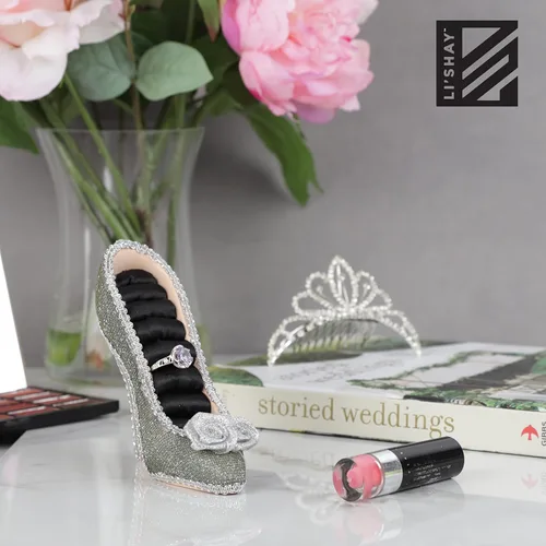 Vista 2 de Li'Shay Soporte de anillo de zapato de tacón alto Lacy con roseta - Plata