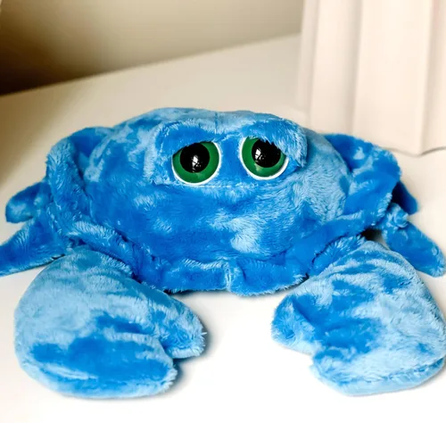 Vista 6 de The Petting Zoo Animal de peluche de cangrejo, regalos para niños, animales del océano de ojo brillante, juguete de peluche de cangrejo azul de 9