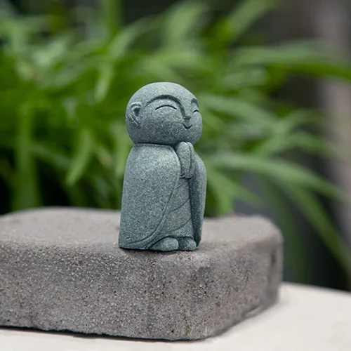 Vista 3 de livelyfish Mini estatua de monje japonés de Buda Feng Shui, estatuas de monje rezando, esculturas de piedra arenisca para pecera, acuario