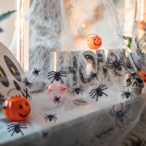 Vista 6 de JIALWEN 60 arañas de plástico realistas, juguetes de araña falsa negra y anillos de araña, juguetes de araña, accesorios de broma de Halloween