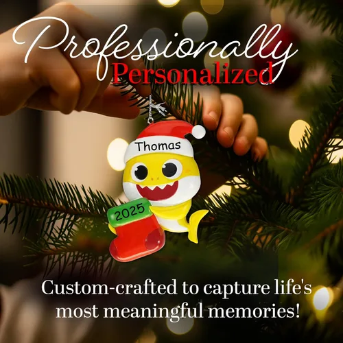 Vista 2 de Kurt S. Adler Adorno de tiburón bebé, con licencia oficial, calcetín de Navidad con diseño de tiburón, decoración de árbol de vacaciones con nombre