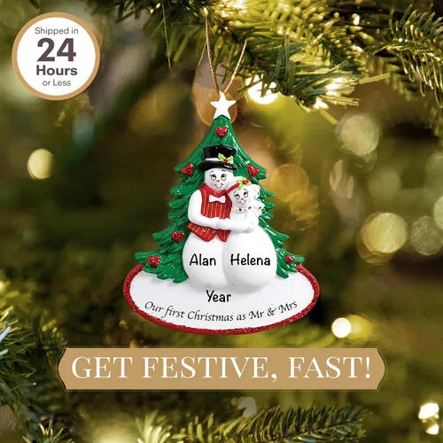 Vista 2 de Adorno personalizado de primera Navidad para casados 2026 Adornos de Navidad para parejas de nieve grabados con láser para árbol Regalo