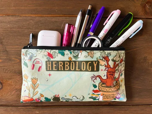 Vista 3 de CON*QUEST Conquest Journals Harry Potter Herbology - Estuche para lápices, 8 x 4.5 pulgadas, hecho de material reciclado posconsumo, cierre