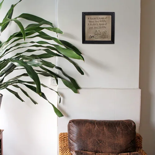 Vista 4 de CVHOMEDECO. Primitives Antique A house is made of wood and beams, A home is made of love and dreams, marco de costura montado en la pared, arte