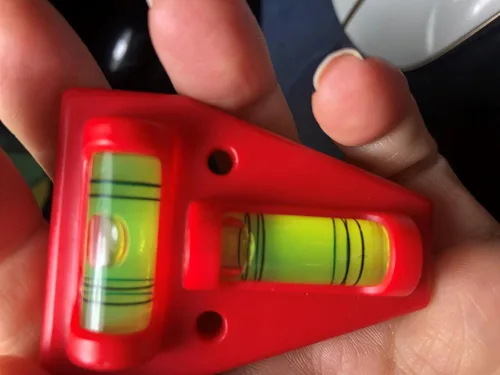 Vista 2 de Swanson Tool Company CCL001 Nivel de Verificación Cruzada se monta con Tornillos o Adhesivo (No Incluidos), y Muestra Nivelación de Adelante hacia