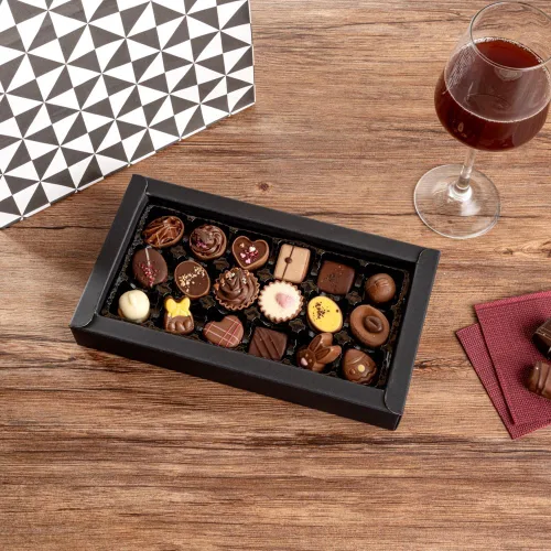 Vista 4 de Restaurantware Cajas rectangulares de chocolate de papel negro, paquete de 100
