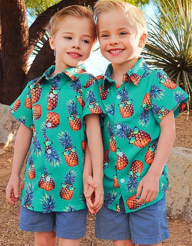 Vista 3 de RAISEVERN Camisas con botones para niños, estampado de dibujos animados hawaianos, ajustadas, manga corta, linda camisa de vestir para niños (2-10T)