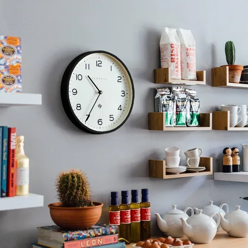 Vista 4 de Reloj de pared NEWGATE® Número Tres Echo Reloj redondo moderno 37 cm Negro Números fáciles de leer Ideal para cocina, sala de estar u
