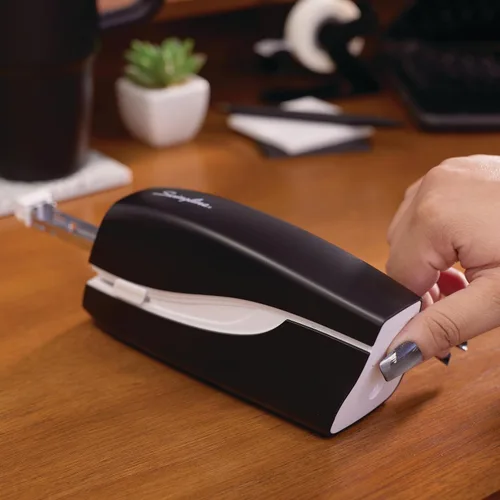 Vista 5 de Swingline Engrapadora eléctrica, capacidad para 20 hojas, portátil, tira completa, alimentación por enchufe o batería, color negro (48200)