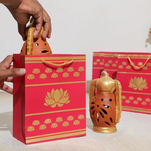Vista 2 de Bolsas de regalo indias impresas con loto rosa, bolsas de recuerdos de fiesta, bolsas de golosinas, papel pequeño para regalos Diwali, regalos
