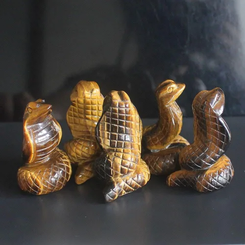 Vista 5 de Figura de serpiente de ojo de tigre dorado tallada a mano de 2 pulgadas con piedra preciosa tallada a mano para decoración del hogar