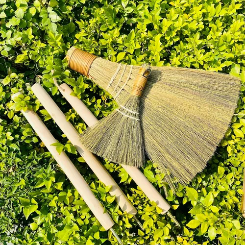 Vista 5 de Escoba barredora hecha a mano – Escoba de paja suave vietnamita para limpieza – Decorativa 9.45 pulgadas de ancho, 52.37 pulgadas de largo