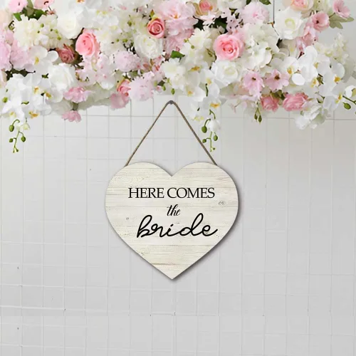 Vista 5 de Letrero de madera con forma de corazón de HERE COMES THE BRIDE, letrero rústico de decoración de boda, letrero de niña de las flores, letrero