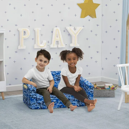 Vista 2 de Delta Children Cozee - Sofá 2 en 1 extra ancho convertible a tumbona, cómodo sofá abatible para niños, camuflaje azul