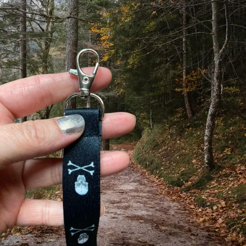 Vista 4 de Execucat Skull & Crossbones Lanyard Keychain ID Badge Holder