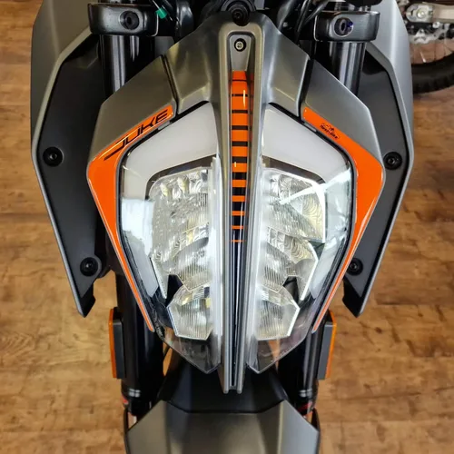 Vista 6 de Adhesivos de resina para motocicleta 3D compatibles con KTM Duke 125 2021 2022. Protección del tanque contra impactos y arañazos. Adhesivos