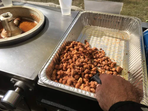 Vista 4 de The Nutty Bavarian Almendras tostadas glaseadas con canela, anacardos, nueces pecanas y anacardos ligeramente salados en paquete de 4 conos